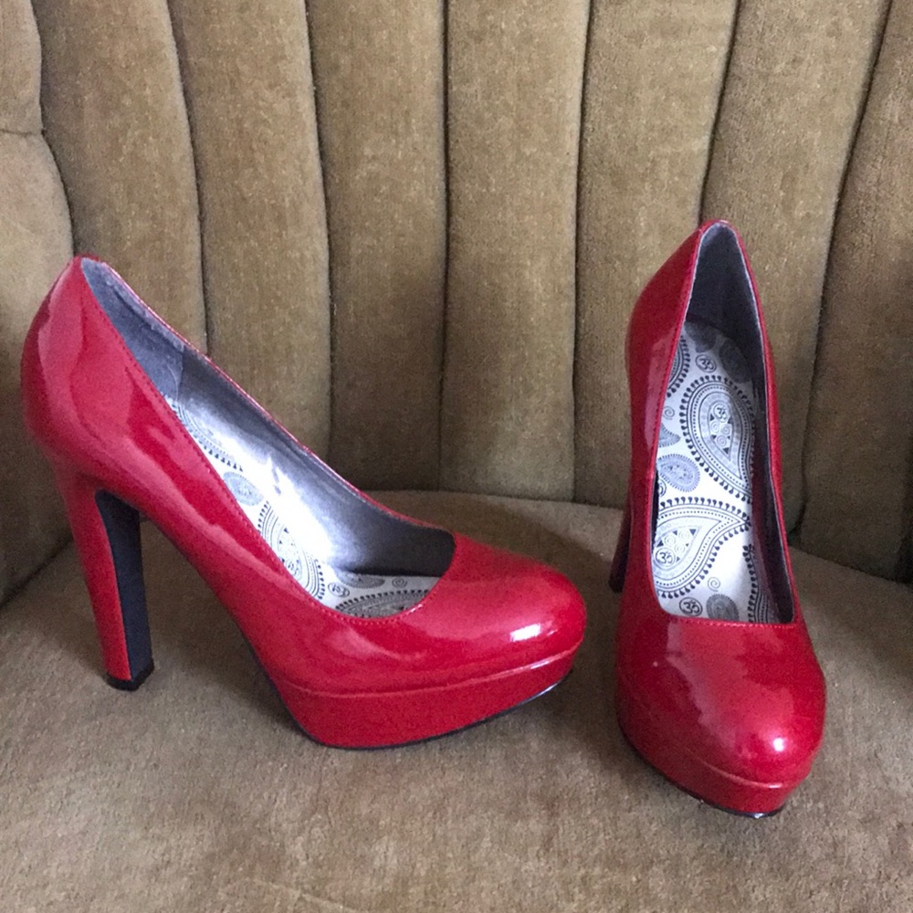 Shiny red pump heels GUESS